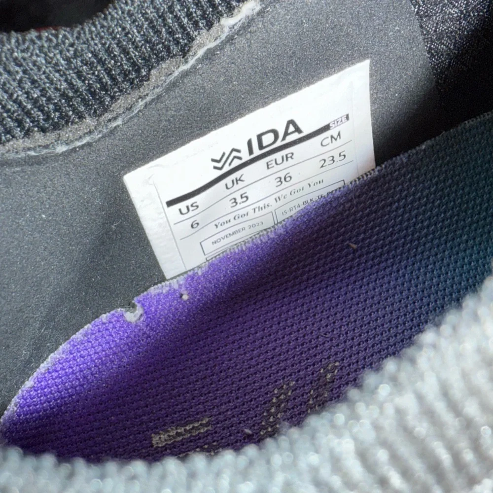 WOMEN’S specific IDA Rise indoor soccer/turf shoes in size 6.